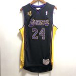 Camiseta Kobe Bryant 24 Lakers 2009 10 NBA Champions negra delante